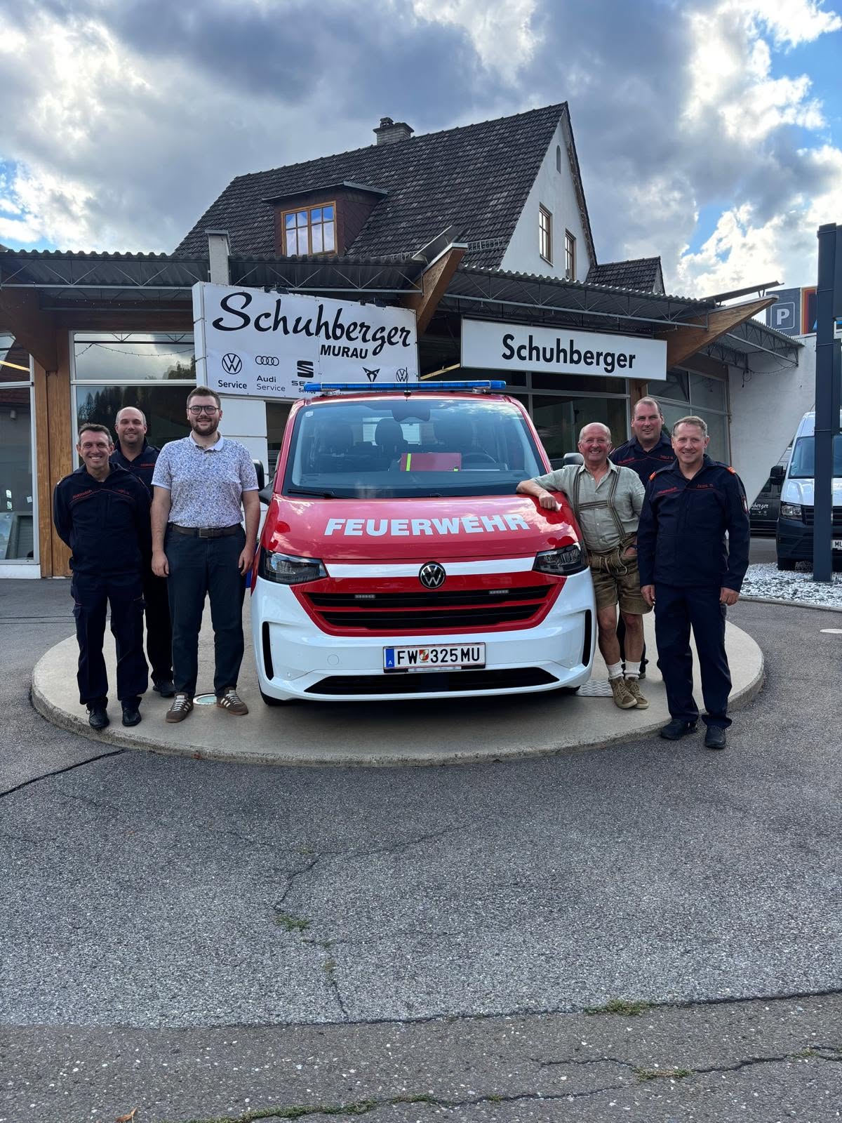 Feuerwehr Krakaudorf kauft neuen Mannschaftstransporter bei heimischem Betrieb.